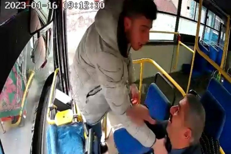 Kocaeli'de tartıştığı şof&ouml;r&uuml; defalarca yumrukladı!