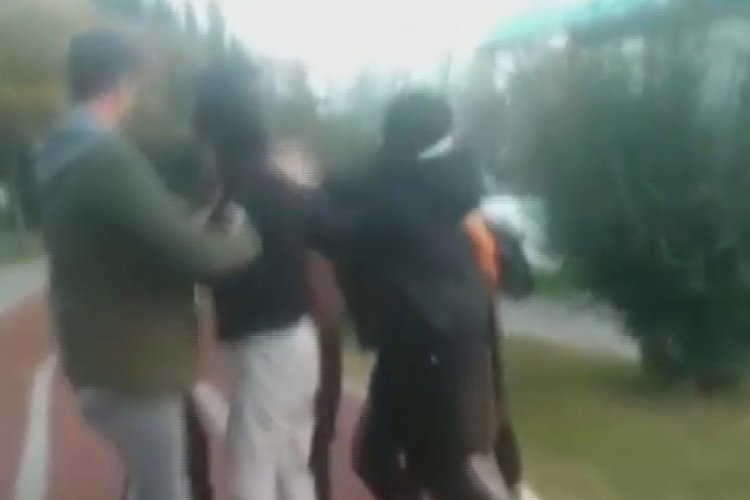 Aralarına aldıkları arkadaşlarını &ouml;ld&uuml;resiye d&ouml;vd&uuml;ler!