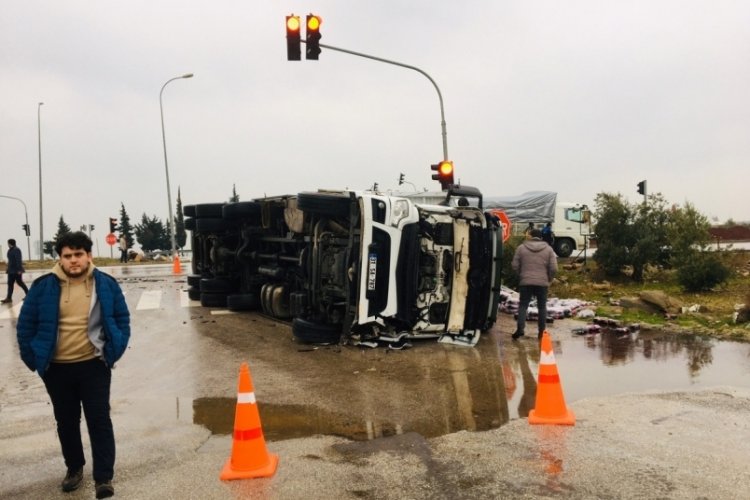 Hatay'da &ouml;ğrenci servisi ile tır &ccedil;arpıştı: 6 yaralı