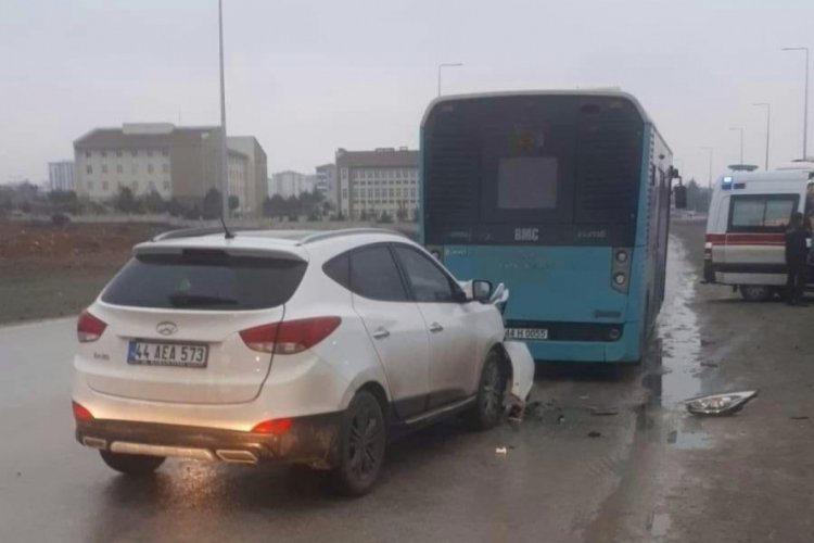 Malatya'da cip ile otob&uuml;s &ccedil;arpıştı: 2 kişi yaralandı