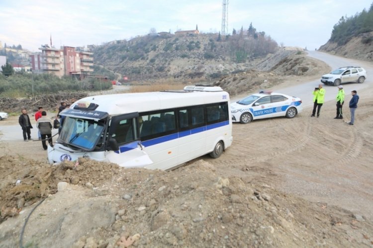 Mersin'de freni boşalan &ouml;ğrenci servisi toprak yığınına &ccedil;arptı