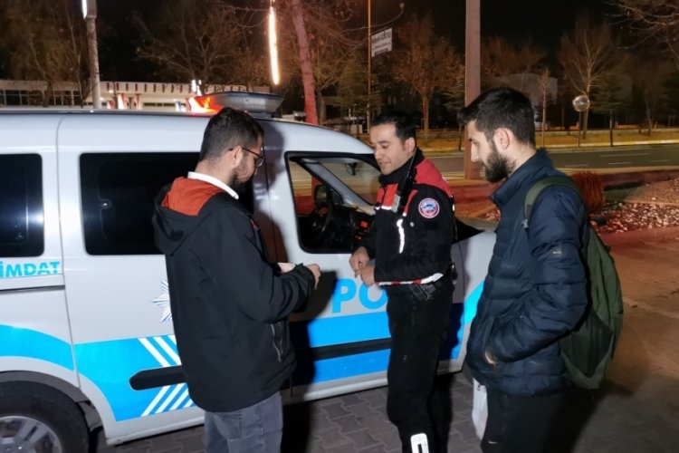 Aksaray'da ATM &ouml;n&uuml;nde yerde buldukları 750 TL'yi polise teslim ettiler