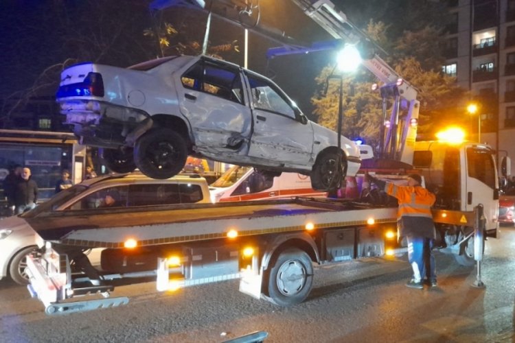 Zonguldak'ta kazaya karışan otomobil durakta bekleyenlere &ccedil;arptı