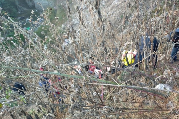 Meksika'da kaza yapan 2 ara&ccedil; 30 metrelik u&ccedil;uruma yuvarlandı: 4 &ouml;l&uuml;, 20 yaralı