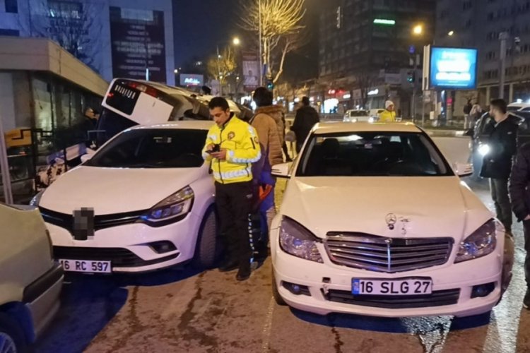 Bursa'nın merkezinde korkutan kaza: Hafif ticar&icirc; ara&ccedil; yan yattı