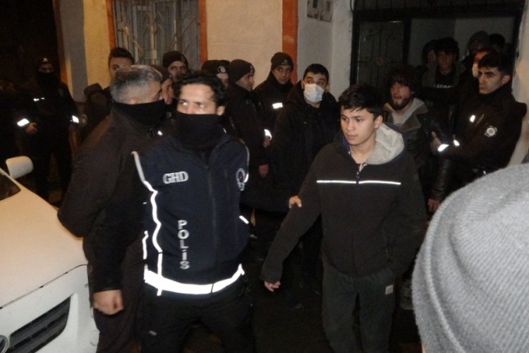 Malatya'da bir evde 35 d&uuml;zensiz g&ouml;&ccedil;men &ccedil;ıktı