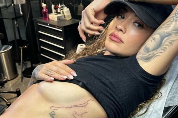 Rita Ora, son d&ouml;vmesini g&ouml;ğs&uuml;ne yaptırdı