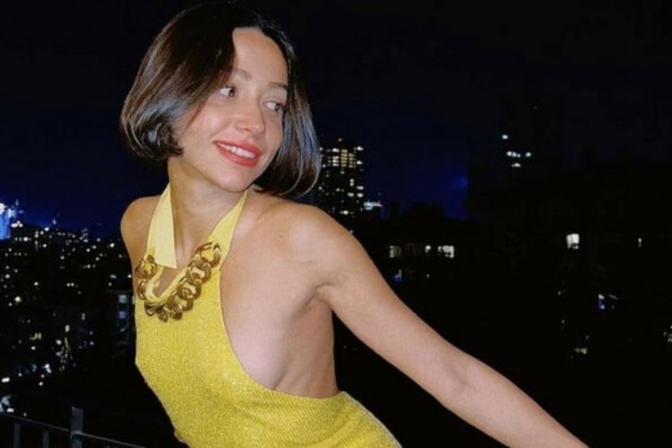 Zeynep Bastık balkonda