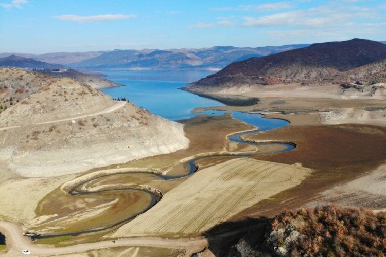 Barajda sular &ccedil;ekildi, toprakta derin &ccedil;atlaklar oluştu