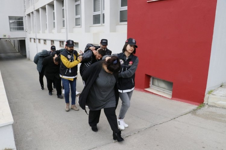 Kilolarca esrarı taşırken yakalandılar!