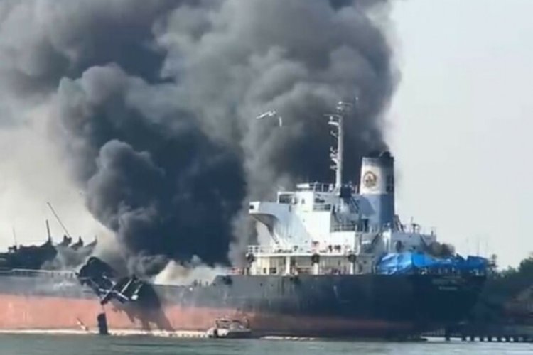 Tayland'da demir atan petrol tankeri patladı