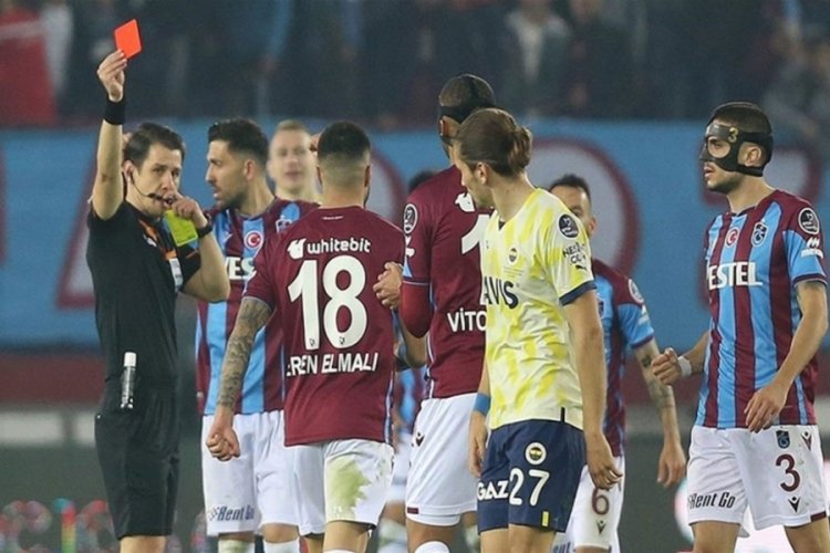 S&uuml;per Lig'de ilk yarıda en &ccedil;ok kırmızı kartı Fenerbah&ccedil;e g&ouml;rd&uuml;