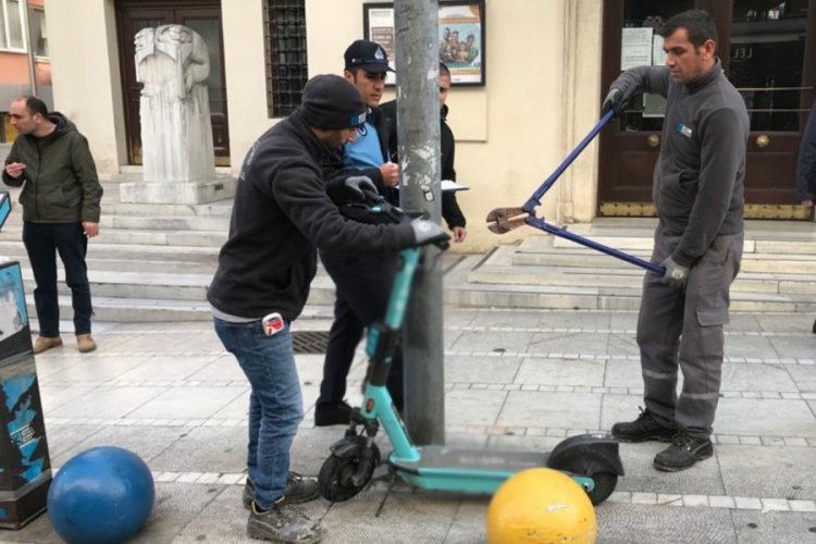 İstanbul'da kaldırımlarda duran scooter'lara toplanıp cezai işlem yapıldı