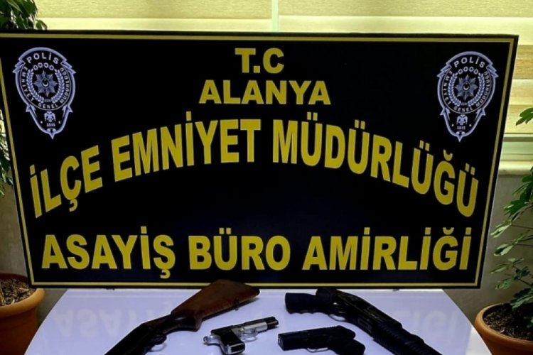Polisten ka&ccedil;arak saklandıkları adresten uyuşturucu ve silah &ccedil;ıktı