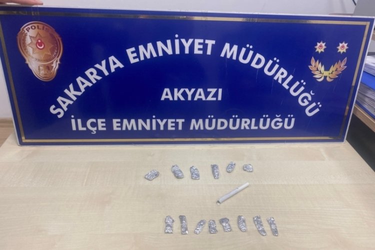 Sakarya'da ş&uuml;phe &uuml;zerine sorgulandı, &uuml;zerinden uyuşturucu &ccedil;ıktı