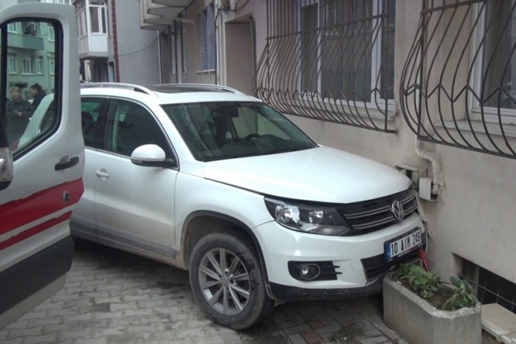 Bandırma'da trafik kazası! Doğalgaz borusuna &ccedil;arptı