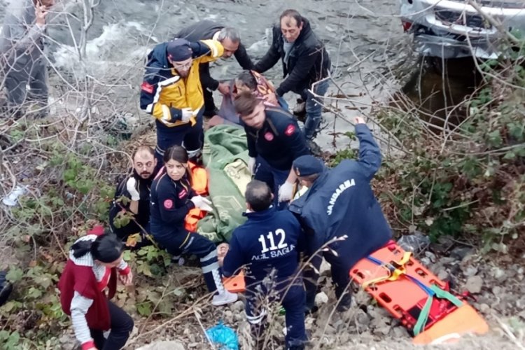Artvin Ardanu&ccedil;'ta dereye d&uuml;şen otomobildeki 3 kişiyi ekipler kurtardı
