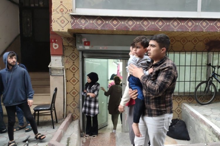 İstanbul'da &ccedil;ocuklarını yalnız bıraktığı evde yangın &ccedil;ıktığını g&ouml;ren anne sinir krizi ge&ccedil;irdi