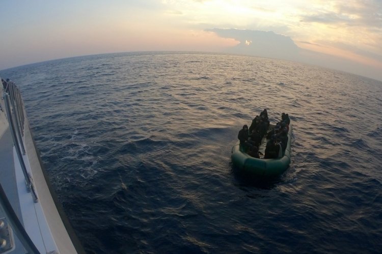 İzmir &Ccedil;eşme'de Yunanistan'ın &ouml;l&uuml;me ittiği 99 g&ouml;&ccedil;men kurtarıldı