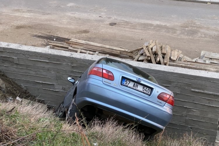 Sinop'ta otomobil boşluğa d&uuml;şt&uuml;
