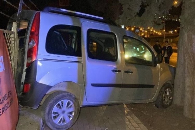 Kocaeli'nde hafif ticari otomobil ağa&ccedil;ların arasına daldı