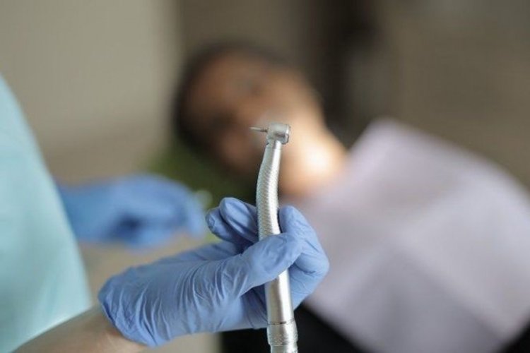 İstanbul'da sahte diş skandalı: Doktor inşaat iş&ccedil;isi &ccedil;ıktı