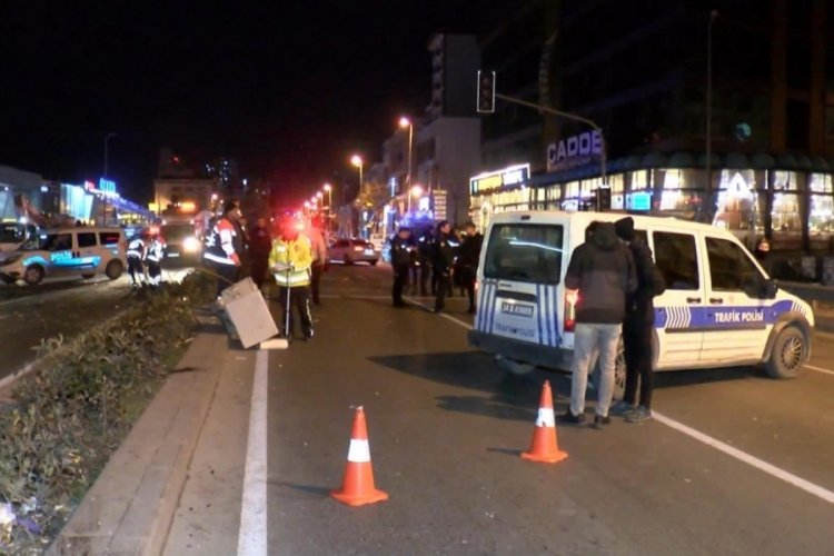 İstanbul'da otomobil &ouml;nce yayaya sonra mobese direğine &ccedil;arptı: 1 &ouml;l&uuml;, 2 yaralı
