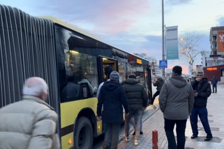 Bursa'da lodosta u&ccedil;an &ccedil;atı nedeniyle metro seferleri iptal oldu