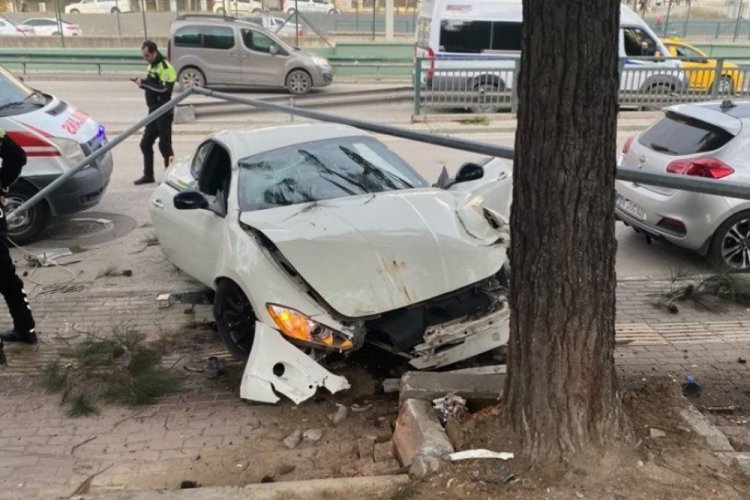 Bursa'da ağaca &ccedil;arpan l&uuml;ks otomobil hurdaya d&ouml;nd&uuml;