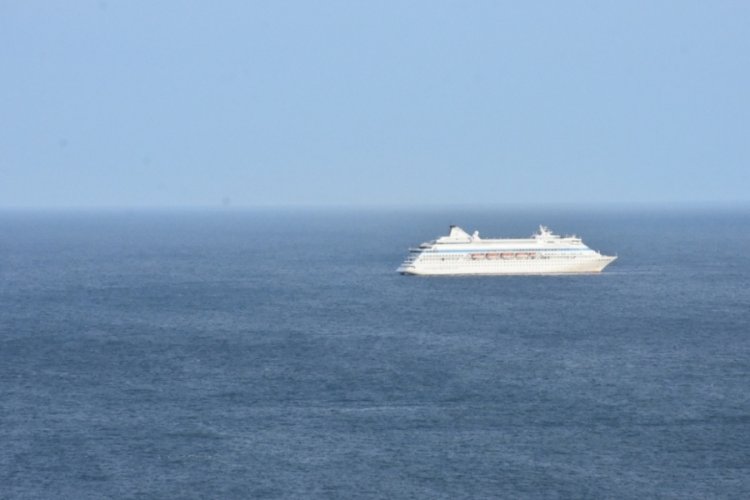 Amasra'da Rus yolcu gemisi limana &ccedil;arptı!