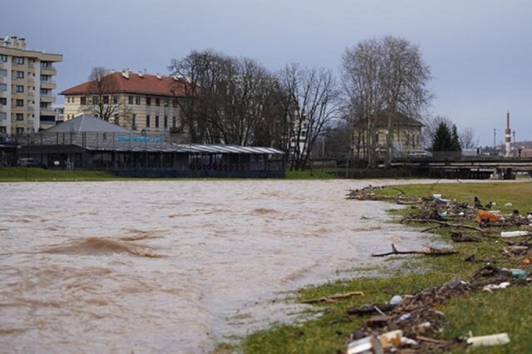 Sırbistan'da nehir taştı 40 evi su bastı