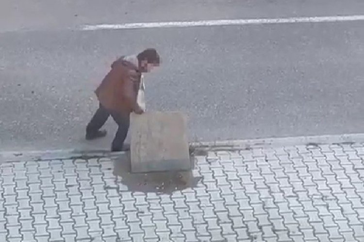 Karab&uuml;k'te g&uuml;n ortasında su kanalının demirini &ccedil;aldı