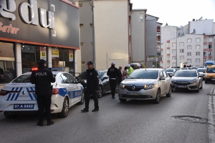Sinop'ta 2 otomobil &ccedil;arpıştı
