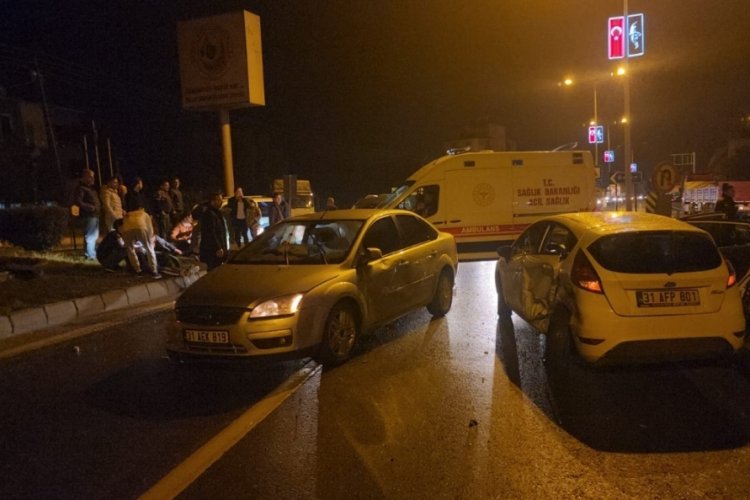 Hatay Belen'de iki otomobil &ccedil;arpıştı: 4 yaralı