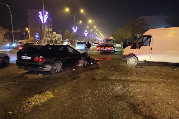 Şanlıurfa'da minib&uuml;s ile otomobil &ccedil;arpıştı: &Ccedil;ok sayıda yaralı var