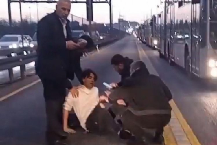 İstanbul'da metrob&uuml;s yoluna giren gen&ccedil; kazaya neden oldu: 4 yaralı