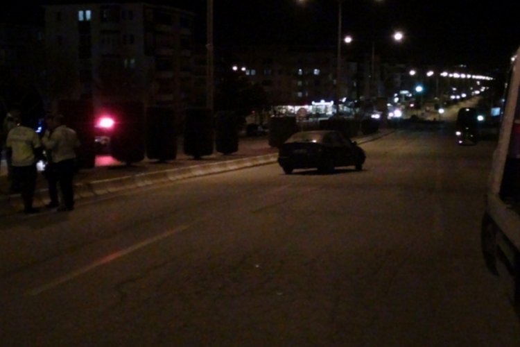 &Ccedil;orum'da yolun karşısına ge&ccedil;meye &ccedil;alışan anne ve oğluna ara&ccedil; &ccedil;arptı
