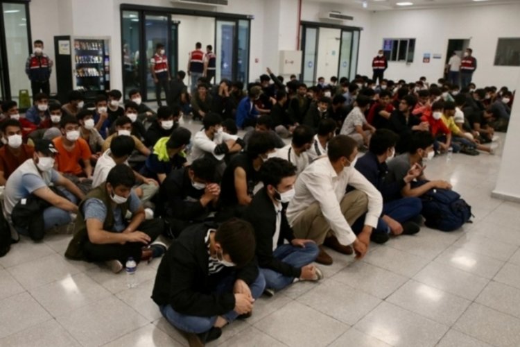 Kocaeli'nde 33 d&uuml;zensiz g&ouml;&ccedil;men sınır dışı edildi