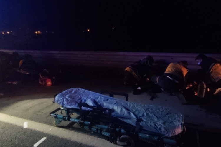 Kastamonu'da yardım i&ccedil;in duran karayolları ekibinin aracına tır &ccedil;arptı: 3 yaralı