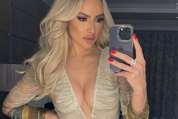 Hadise, g&ouml;ğ&uuml;s dekolteli elbisesiyle poz verdi
