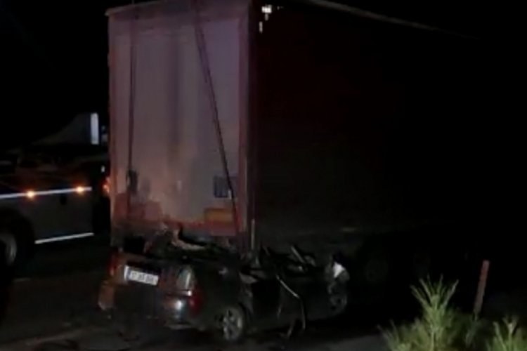 &Ccedil;anakkale'de TIR'ın altına giren otomobilin s&uuml;r&uuml;c&uuml;s&uuml; hayatını kaybetti