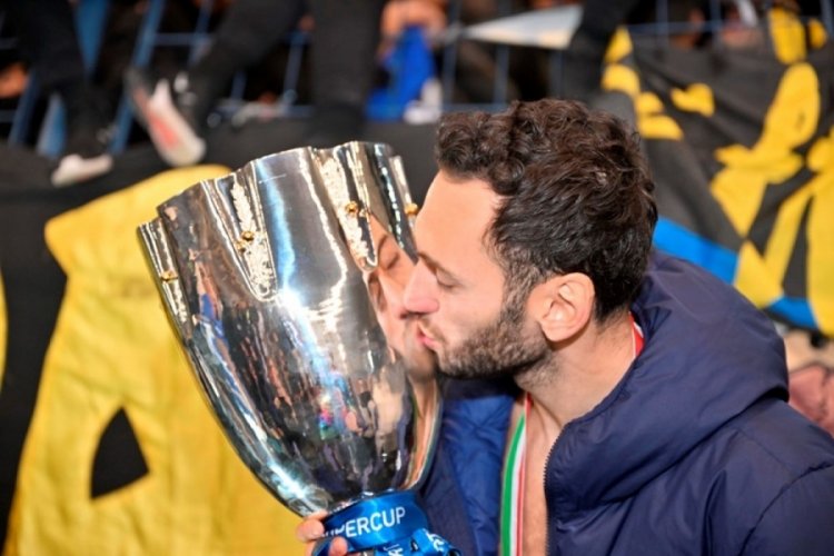 &Ccedil;alhanoğlu İtalya'da 3. kupasını kaldırdı