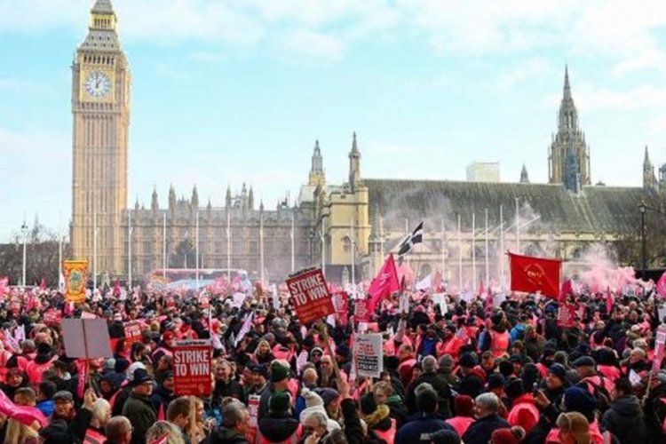 İngiltere sağlık sistemini protesto ediyor