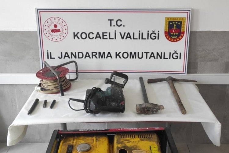 Kocaeli'de ormanda define ararken jandarmaya su&ccedil;&uuml;st&uuml; yakalandılar