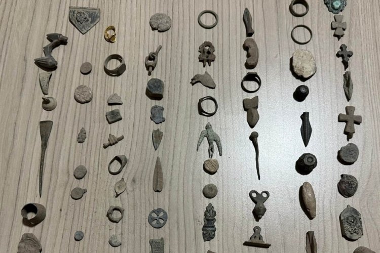 Konya'da polisin durdurduğu ara&ccedil;tan bin 460 adet sikke &ccedil;ıktı