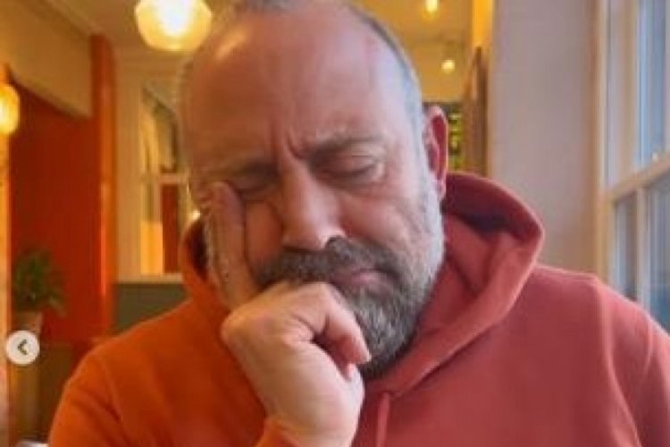 Berg&uuml;zar Korel'in uyumasını taklit eden Halit Ergen&ccedil;, izleyicileri kırıp ge&ccedil;irdi