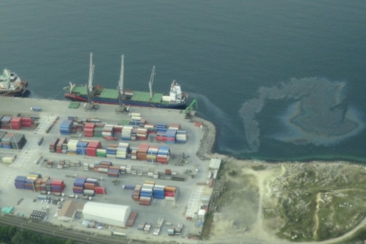 İzmit K&ouml;rfezi'ni kirleten gemi deniz u&ccedil;ağının radarına takıldı