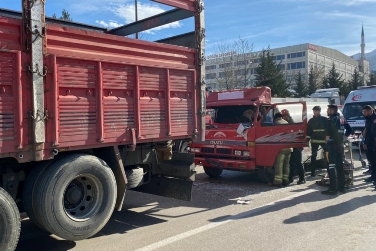 Bursa'da yakıt tankeri kamyona &ccedil;arptı
