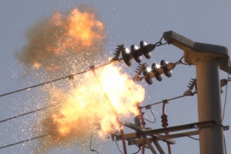 Edirne'de elektrik direğindeki patlama anı b&ouml;yle g&ouml;r&uuml;nt&uuml;lendi