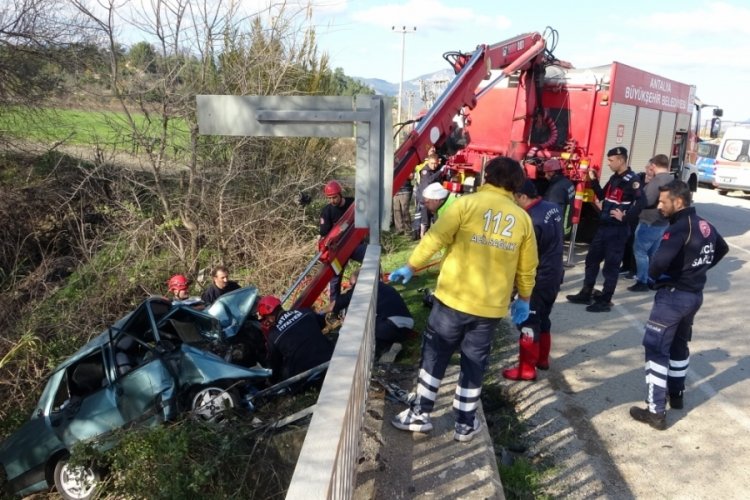 Antalya'da k&ouml;pr&uuml; demirine &ccedil;arpan otomobilde can pazarı
